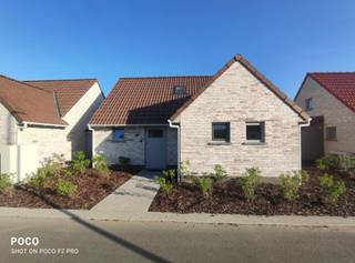 Ontdek deze prachtige vakantiewoning van het bouwjaar 2021 in Oostduinkerke.
De woning is gelegen in het vakantiepark Westhinder I, op een boogscheut van het natuurreservaat De Doornpanne en op twee kilometer van het charmante strand van Sint-André.
Deze recente woning beschikt over drie ruime slaapkamers en een uitstekend EPC-label A.
Door de gunstige ligging in het park is de zuid gerichte tuin zeer privatief.
De woning is energiezuinig en duurzaam door de aanwezigheid van zonnepanelen en een regenwaterput.
Indeling:
Gelijkvloers: inkomhal met trap naar de eerste verdieping, bergruimte onder trap, toilet, badkamer met inloopdouche, open keuken, leefruimte, slaapkamer.
Terras, tuin in kunstgras en buitenberging.
Eerste verdieping: twee ruime slaapkamers.
Staanplaats voor één voertuig inbegrepen.
Woning is voorzien van airconditioning in alle slaapkamers en in de leefruimte.
In het park is er een centrale plaats met speeltuin, sportveld en petanquebaan.
Bij interesse contact opnemen via polderhuis10@gmail.com of 0477/518139.