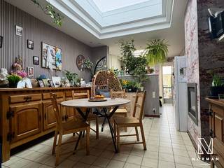 Gezellige instapklare woning met 3 slaapkamers in de Pius X wijk te Kortrijk. <br /><br />De woning heeft een inkomhall, lichtrijke open leefruimte met keuken en een badkamer met lavabomeubel en douche. Er is een afzonderlijk toilet. Op de eerste verdieping vinden we 2 slaapkamers, op het tussenverdiep is er nog een slaapkamer. De zolder is op vandaag niet ingericht maar biedt tal van mogelijkheden door de vaste trap die al aanwezig is. De woning heeft ook een praktische kelder.<br /><br />Een leuke extra is het achtertuintje/terras mét buitenbar!<br /><br />Dankzij het EPC D is er op vandaag geen renovatieplicht.<br /><br />Parkeren kan voor de deur, of er kan in de buurt een garage gehuurd worden.