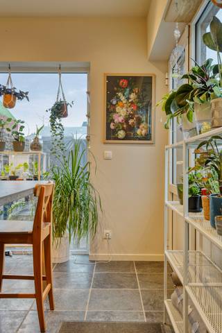 <p><strong>Te koop: ruime halfopen woning in Mosstraat, Beringen</strong></p>

<p>Op zoek naar een instapklare woning met uitzonderlijk veel ruimte? Deze moderne halfopen bebouwing uit 2018 biedt alle comfort voor een groot gezin en is gelegen in een rustige, groene en landelijke woonomgeving.</p>

<p>Dankzij de doordachte indeling en het verzorgde interieur hoeft u enkel nog uw koffers uit te pakken.</p>

<p> </p>

<h3><strong>Indeling van de woning</strong></h3>

<p><strong>Gelijkvloers:</strong></p>

<ul><li>Inkomhal met gastentoilet</li><li>Ruime en lichtrijke woonkamer met zicht op de tuin en toegang tot het terras</li><li>Moderne, volledig uitgeruste keuken met veel werk- en opbergruimte</li><li>Praktische berging/wasruimte</li><li>Bureel of eerste slaapkamer (ideaal voor thuiswerk of gelijkvloers wonen)</li></ul>

<p><strong>Eerste verdieping:</strong></p>

<ul><li>3 volwaardige slaapkamers</li><li>Badkamer uitgerust met ligbad, douche en dubbele wastafel</li><li>Apart toilet</li></ul>

<p><strong>Tweede verdieping:</strong></p>

<ul><li>3 extra slaapkamers of multifunctionele ruimtes (perfect als hobbyruimte, speelkamer of dressing)</li></ul>

<p> </p>

<h3><strong>Buitenruimte</strong></h3>

<ul><li>Aangelegde tuin met terras</li><li>Tuinhuis voor extra opslag</li></ul>

<p> </p>

<h3><strong>Troeven</strong></h3>

<ul><li>Maar liefst <strong>6 slaapkamers</strong></li><li>Instapklaar en uitstekend onderhouden</li><li>Rustige ligging in een groene woonkern</li><li>Ideaal voor grote gezinnen of wie ruimte zoekt</li></ul>

<p> </p>

<p>Kortom, een ruime en veelzijdige woning waar comfort en rust centraal staan.</p>

<p><strong>Interesse? Neem vandaag nog contact op voor een bezoek!</strong></p>

<p><strong>Jouw droomhuis. Zo gevonden!</strong></p>