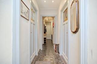 Gelijkvloers (ca. 148 m²): <br />Bij het betreden van de woning komt u binnen in een ruime inkomhal, die het centrale scharnierpunt vormt van het gelijkvloers. Vanaf hier zijn de verschillende leefruimtes bereikbaar: <br /><br />Aan de linkerzijde bevindt zich een deur die leidt naar de eerste slaapkamer. <br />Aan de rechterzijde geeft een deur toegang tot de eerste leefruimte. Aansluitend op deze leefruimte bevindt zich nog een extra kamer, ideaal als bureau, hobbyruimte,... <br /><br />Recht voor u stapt u via de deur aan het einde van de gang binnen in de tweede woonkamer. Deze leefruimte gaat naadloos over in een open keuken. Vanuit de keuken heeft u via een deur rechtstreeks toegang tot de eerste badkamer met douche, lavabo en toilet. <br /><br />Aan de achterzijde van de woning bevindt zich een lichtrijke veranda. Deze ruimte vormt de perfecte overgang tussen binnen en buiten en verleent zowel toegang tot de tuin als tot de garage. <br /><br />Eerste verdieping (ca. 71 m²): <br />Via de trap bereikt u de eerste verdieping van de woning dewelke werd ingericht als volwaardige studio. De studio was niet toegankelijk tijdens de fotoreportage, maar heeft een eigen leefruimte, slaapkamers, kitchenette en badkamer. <br /><br />Tweede verdieping (ca. 71 m²):<br />Via een wenteltrap bereikt u de tweede verdieping. Deze verdieping is ingedeeld als volgt; een leefruimte met kitchenette, slaapkamer en badkamer. Met enkele eenvoudige aanpassingen kan de huidige indeling gemakkelijk worden omgevormd tot slaapverdieping met 2-3 slaapkamers en ruime badkamer. <br /><br />Bent u geïnteresseerd in dit huis te koop in Wilrijk? Aarzel dan niet om contact met ons op te nemen. Wenst u uw eigendom ook te koop of te huur te stellen? We helpen u graag verder. Steeds tot uw dienst om u verder te helpen met al uw vragen over vastgoed!<br /><br /><br />Bestuursmaatregelen in het maatregelenregister: nee<br /><br />Deze AI-visualisaties zijn bedoeld als inspiratie. Er werd geen rekening gehouden met technische specificaties, stedenbouwkundige voorschriften of de concrete mogelijkheden tot realisatie.