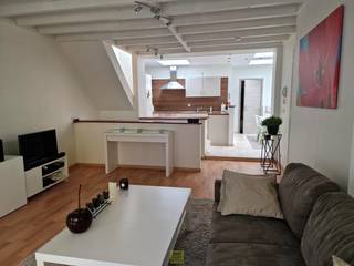 In de gezellige Sint-Jorisstraat bieden wij dit veelzijdig pand aan, bestaande uit een duplexappartement en een gelijkvloerse ruimte (momenteel handelszaak).<br /><strong>Duplexappartement (verhuurd):</strong> inkomhal,<strong> </strong>lichtrijke leefruimte met open keuken, berging/technische ruimte, badkamer, 2 slaapkamers en zolderberging.<br /><strong>Gelijkvloerse ruimte (60 m²): </strong>vitrine, winkelruimte, kitchenette, toilet en kelder. Geschikt als winkel, praktijk of kantoor, maar ook mogelijkheid om te vormen tot fietsen- en motorstalling, wasruimte en extra bergruimte (na functiewijziging).<br /><strong>Troeven:</strong><br />Centrale ligging op wandelafstand van station, winkels en horeca.<br />Mogelijkheid tot combineren wonen &amp; werken, of volledig om te vormen tot één ruime woonst.<br />Appartement reeds verhuurd = directe opbrengst.<br />Een unieke kans voor investeerders of wie op zoek is naar een stadswoning met extra mogelijkheden!