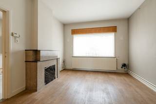 Op een absolute toplocatie in het centrum van Pelt, vinden we deze charmante stadswoning terug aan de Bemvaartstraat 4. Winkels, scholen, horeca en openbaar vervoer bevinden zich op wandelafstand, waardoor u geniet van alle comfort van wonen in het centrum.<br />Bij het betreden van de woning komt u terecht in de inkomhal met trap naar de verdieping. De leefruimte is opgedeeld in twee gezellige delen en wordt stijlvol gescheiden door een mooie schuifdeur, wat zorgt voor extra charme en flexibiliteit in de indeling. Aansluitend bevindt zich de praktische keuken, die reeds werd gerenoveerd en voorzien is van voldoende kastruimte. Verder beschikt het gelijkvloers over een apart toilet en een technische/CV-ruimte met afzonderlijke douchecabine.<br />Op de eerste verdieping bevinden zich 3 ruime slaapkamers en een mooie gerenoveerde badkamer, uitgerust om hedendaags comfort te bieden. Via een handige vlizotrap bereikt u de zolderruimte, ideaal als extra bergruimte.<br />Buiten geniet u van een onderhoudsvriendelijke stadstuin, perfect om in alle rust te ontspannen zonder veel onderhoud.<br />Troeven van deze woning:<br /><br />✔ Topligging in het centrum van Pelt<br />✔ 3 ruime slaapkamers<br />✔ Gezellige woonkamer met karaktervolle schuifdeur<br />✔ Keuken en badkamer reeds gerenoveerd<br />✔ Onderhoudsvriendelijke stadstuin<br />✔ Rolluiken aanwezig<br />✔ Praktische zolder bereikbaar via vlizotrap<br />✔ Elektrische installatie CONFORM gekeurd<br />✔ Renovatieplicht eenvoudig op te lossen door vervanging van de huidige enkel beglaasde ramen naar dubbel glas<br /><br />Bent u op zoek naar een centraal gelegen woning met karakter, ruimte en potentieel? Dan is deze woning zeker een bezoek waard!<br />Interesse? Contacteer ons vandaag nog voor een bezichtiging.