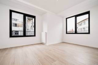 <p><span>IMMO ID BRUXELLES</span><span> vous propose :</span></p><p><span>À proximité du site de Tour & Taxis, du gouvernement flamand, et de nombreuses facilités (Mobiscore 9,4/10), </span><span>superbe appartement duplex penthouse neuf </span><span>de type 3 chambres (+/- 148m2) avec </span><span>terrasse</span><span> (+/- 12.60 m2), libre immédiatement. </span></p><p><span>Situé au 3°étage d’un bâtiment exclusif, cette belle unité très lumineuse conçue avec des matériaux de qualité se compose d’une volée d'escalier privative, d'un wc séparé, d’un grand séjour muni d'une grande baie vitrée en aluminium donnant sur une belle terrasse en L, d'une cuisine équipée ouverte, d'un local technique/espace buanderie/chaufferie accessible depuis la zone cuisine, d'un second wc séparé, d'un hall de nuit, de trois chambres, d'une belle salle de bain (baignoire - meuble avec double lavabos - colonne meuble - radiateur sèche serviette), d'une jolie salle de douche. </span></p><p><span>Excellent rendement possible en cas de location.</span></p><p><span> </span></p><p><span>Aspects durables et responsables garantissant d'excellentes performances énergétiques. Certificat PEB : B (minimum). </span></p><p><span>Local vélos et local à poussettes à disposition.</span></p><p><span> </span></p><p><span>À visiter sans tarder !</span></p><p><span>Prix : 399.000 € </span></p><p><span>Vente du terrain sous droits d'enregistrement (12,5%) et des constructions sous le régime de la TVA (21%). </span></p><p><span>Un </span><span>emplacement </span><span>de parking et une </span><span>cave </span><span>complètent l’offre et pourraient être proposés au prix de </span><span>29.000 €.</span></p><p><span> </span></p><p><span> </span></p>