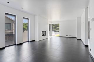 Ben jij op zoek naar een recente woning in zeer goede staat, waar comfort, ruimte en kwaliteit centraal staan? Dan is deze woning uit 2013 zeker het ontdekken waard!<br /><br />Ook op het vlak van comfort heeft deze woning heel wat te bieden. De badkamer beschikt over zowel een bad als een douche en de vloerverwarming op aardgas zorgt voor een aangename en gelijkmatige warmte.<br /><br />De woning werd afgewerkt met hoogwaardige materialen en beschikt over een goede EPC-score, wat zorgt voor een energiezuinige en comfortabele woonomgeving.<br /><br />Een absolute troef is het mooie en vrije zicht op het agrarische gebied. Hier geniet je van rust, ruimte en een groen uitzicht.<br /><br />Indeling: <br />Gelijkvloerse verdieping: <br />- Inkomhal<br />- Lichtrijke leefruimte met open haard<br />- Moderne keuken<br />- Berging / wasplaats<br /><br />Eerste verdieping: <br />- nachthal<br />- 3 slaapkamers<br />- badkamer met bad, douche en dubbele lavabo<br /><br />Zolderverdieping bereikbaar via vaste trap: <br />- Ruime kamer met veel mogelijkheden <br />- Technische ruimte<br /><br />Troeven<br />- Recente woning uit 2013<br />- Mogelijkheid tot 5 slaapkamers<br />- Vloerverwarming op aardgas<br />- Hoogwaardige materialen<br />- Vrij en mooi zicht op agrarisch gebied<br /><br />Ben jij nu op zoek naar woning die afgewerkt werd met hoogwaardige materialen?<br />Plan vandaag nog je bezoek.<br />Schrijf u in via de link ( ) of neem rechtstreeks contact op met Kristof via kristof.de.clercq@albert.immo.