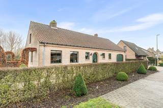 In a residential, very quiet neighborhood in Sijsele, you will find this very well-maintained and charming detached house. The house is located at...