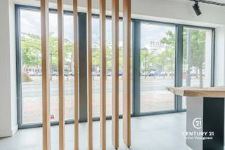 <h3>Instapklare handelsruimte in het bruisende hart van Oud-Turnhout</h3>
<p><strong>Locatie, locatie en… locatie!</strong><br />Bent u op zoek naar een commerciële ruimte met maximale zichtbaarheid én een topligging? Deze instapklare handelsruimte bevindt zich pal in het centrum van Oud-Turnhout, aan het marktplein en langs een drukke verbindingsweg. Dankzij de grote etalage en de ligging naast de slager geniet u van een constante stroom aan voorbijgangers en potentiële klanten. <strong>Beter wordt het niet!</strong></p>
<p><strong>Modern, licht en instapklaar</strong><br />Deze bijzonder recente handelsruimte is verrassend ruim en baadt in het natuurlijke licht dankzij de grote raampartijen. De ruimte is uitgerust met een zonneluifel, ideaal op warme dagen, en een alarminstallatie die zorgt voor extra veiligheid en gemoedsrust.</p>
<p><strong>Compleet uitgerust en praktisch ingedeeld</strong><br />U beschikt over een apart toilet, een ruim magazijn, een privé kantoortje en als extra troef een gezellige binnentuin waar u of uw klanten in alle rust kunnen genieten van een pauze. Er is ook de mogelijkheid om de volledige inventaris over te nemen aan gunstige voorwaarden, zodat u meteen aan de slag kunt.</p>
<p><strong>Ruime parkeergelegenheid</strong><br />Parkeren vormt hier geen enkel probleem. In de directe omgeving vindt u meer dan voldoende parkeergelegenheid, wat het pand extra toegankelijk maakt voor zowel klanten als personeel.</p>
<p><strong>Laat uw ondernemersdroom werkelijkheid worden</strong><br />Deze unieke opportuniteit combineert visibiliteit, comfort en ligging in één. Bent u klaar om uw eigen zaak te starten of uit te breiden in het bruisende Oud-Turnhout? Wacht dan niet langer. Zoals men zegt: voor een succesvolle handelszaak tellen maar drie dingen — <strong>locatie, locatie en… locatie.</strong></p>
<p>📞 <strong>Neem vandaag nog contact met ons op voor een bezoek ter plaatse en ontdek het potentieel van dit pand.</strong></p>