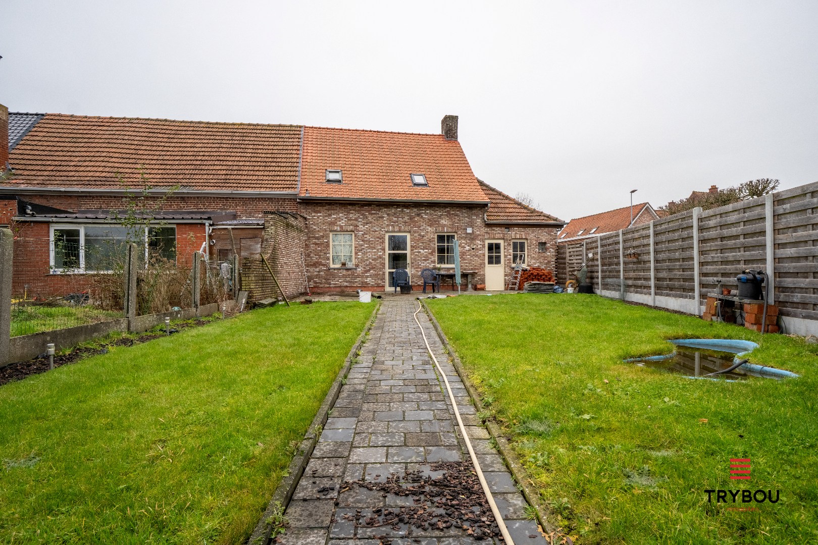 Kloeke woning met tuin, 2 garages en uitweg - foto 3