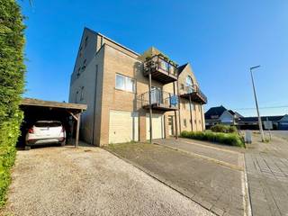 VERMELDE PRIJS IS EEN RICHTPRIJS!<br /><br />Op zoek naar een ruim instapklaar appartement met voldoende ruimte en een praktische indeling? Dan is dit appartement op de eerste verdieping van de kleinschalige residentie 'De Katte' absoluut waar jij naar op zoek bent!<br /><br />Via de private inkomhal kom je binnen in de gezellige en zeer lichtrijke leefruimte. Aansluitend vindt u de open, volledig ingerichte keuken. Als kers op de taart kan je genieten van het zonneterras die toegankelijk is vanuit de leefruimte. Het appartement beschikt over 2 volwaardige slaapkamers + 1 kinderkamer/bureau, een aparte toilet, een volwaardige badkamer met douche en enkel lavabo (mogelijkheden voor een dubbele te plaatsen) en een handige opbergruimte voorzien van de ketel. Daarnaast heb je nog een ruime garage op het gelijkvloers met aansluitingen voor wasmachine en droogkast, door de grootte perfect mogelijk om te gaan te combineren met een geparkeerde wagen.<br /><br />DE MEUBELEN IN DE FOTO'S ZIJN GEGENEREERD MET AI MAAR GEVEN EEN REALISTISCHE REPRESENTATIE VAN HOE HET APPARTEMENT KAN INGEKLEED WORDEN!<br /><br />Troeven:<br />- Kleinschalige residentie met lift!<br />- ONMIDDELLIJK BESCHIKBAAR en instapklaar<br />- Doorheen de jaren steeds goed onderhouden<br />- Ideale ligging: rustig en toch vlot bereikbaar<br />- Ook ideaal als investering naar verhuur !<br /><br />Kortom, een ideaal appartement voor wie comfort, licht en een praktische indeling weet te waarderen. Meer info of een bezoek? Mail WIJSvastgoed hallo@wijsvastgoed.be