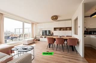 Deze lichtrijke penthouse is gelegen op de vijfde verdieping van een residentie die de afgelopen jaren grondig werd vernieuwd. Zo werden de gevel, het dak en de lift recent volledig aangepakt, wat bijdraagt aan het hedendaags comfort en de zorgeloze toekomst van het gebouw.<br /><br />Bij het betreden van het appartement komt u in de inkomhal, die toegang biedt tot een aangename, zonovergoten leefruimte. De absolute blikvanger is het ruime terras dat naadloos aansluit op de leefruimte. Dankzij de gunstige oriëntatie geniet u hier optimaal van de zon en een open zicht op het hinterland.<br /><br />Aansluitend bevindt zich de praktische keuken, uitgerust met de nodige toestellen. Momenteel is er een wijnfrigo voorzien, maar de aansluitingen voor het plaatsen van een vaatwasser zijn reeds aanwezig. Het appartement beschikt verder over twee volwaardige slaapkamers en een ruime badkamer met ligbad. Aan de achterzijde bevindt zich nog een tweede, royaal terras, wat extra buitenruimte en rust biedt.<br /><br />Op technisch vlak scoort dit appartement eveneens sterk: verwarming gebeurt via centrale verwarming op aardgas en het beschikt over een gunstige EPC-score B. De elektrische installatie is conform gekeurd.<br /><br />Tot slot zijn er nog extra troeven zoals een gemeenschappelijke fietsenberging en een privatieve kelderberging.<br /><br />Een ideale opportuniteit voor wie op zoek is naar een instapklaar penthouse met veel buitenruimte, op een topligging vlakbij zee.<br /><br />