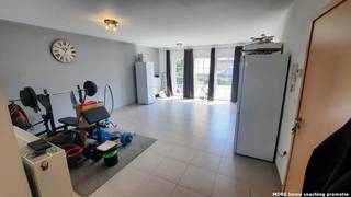 <br />Gezellig gelijkvloersappartement te 9900 Eeklo bestaande uit ruime woonkamer, open ingerichte keuken, apart toilet, berging met aansluiting voor wasmachine, ruime badkamer met ligbad, 2 volwaardige slaapkamers en een groot zonneterras uitgevend op een stadstuintje. Dit woonappartement maakt deel uit van een kleine residentie en is erg rustig gelegen op een boogscheut van het centrum. €50/maand forfait gemeenschappelijke lasten. Kom vrijblijvend kijken en overtuig uzelf! <br /><br />Algemeen: basisidee is dat het appartement een ergonomische touch heeft. Niet uit een of andere frivoliteit maar uit het idee dat we met zijn allen ouder worden en ergonomie dan een belangrijk element is. Dat uit zich in :<br />- stopcontacten op 40cm hoogte ipv 20 cm waardoor je rug minder belast wordt<br />- het tabblad van de keukens is op een hoge stand<br />- de badkamers hebben een handvat<br />- deuren zijn normaliter voldoende breed om met een karretje te passeren<br />- op 1 punt na is alles zowat vlak in de vloer. er zijn bijvoorbeeld geen opstaande drempels in de deuren.<br /><br /><br /><span><strong>Tehuurstelling onder voorwaarden; Zie www.more.be, "bijlagen" en onder voorbehoud van beschikbaarheid.</strong></span>