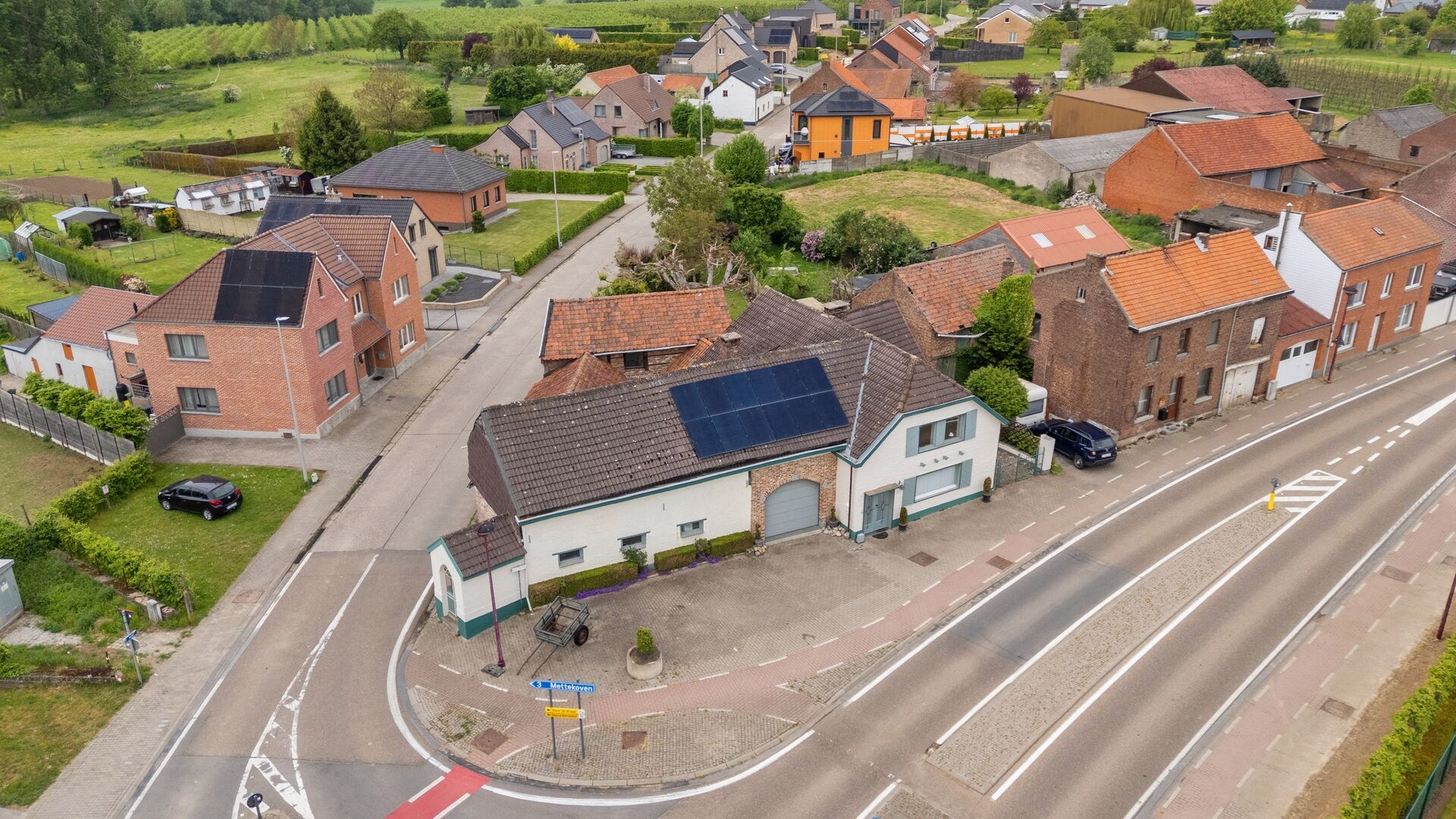 Charmante hoeve met bijgebouwen, hoeveschuren en authentieke tuin in Heers - foto 5
