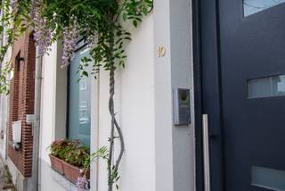 Instapklare woning bij UZ Gent en Miljoenenkwartier, tuin & veel berging – EPC B<br /><br />LIGGING De invalswegen E17, E40, N60 en R40 zijn vlot bereikbaar, zonder dat dit ten koste gaat van de rust. Station Gent-Sint-Pieters ligt op 4 minuten fietsen of 16 minuten te voet. Het historisch centrum, de campussen van UGent, UZ Gent en de Gentse hogescholen zijn eveneens op enkele minuten fiets- of wandelafstand (mobiscore 9.4).<br /><br />INDELING De afgewerkte inkomhal is voorzien van ingewerkte kasten, kapstokken en bergruimte in de hoogte, met ook nog plaats voor een fiets. Aansluitend zijn er de uitgeruste keuken, eetplaats en een lichtrijke living die uitgeeft op de tuin, aangevuld met een gastentoilet. Op de eerste verdieping vindt u een overloop met ingemaakte kasten, een ruime badkamer met bad & douche en een eerste slaapkamer met uitzicht op een groendak. De hoge plafonds op het gelijkvloers en de eerste verdieping geven de woning een ruimtelijk gevoel. De tweede verdieping telt een tweede ruime slaapkamer en een derde kamer, vandaag ingericht als dressing maar ook bruikbaar als kinderkamer of bureau.<br /><br />BERGING Naast de vele ingemaakte kasten doorheen de woning is de opbergruimte uitzonderlijk voor een stadswoning. Kelder, zolder en een afgewerkte wasplaats achteraan de tuin die ook ruimte biedt voor tuinmateriaal komen daar nog bovenop.<br /><br />TUIN Als extra troef is er ook de zonnige tuin van circa 30 m² waar het aangenaam vertoeven is tussen het groen.<br /><br />Troeven op een rij<br />• Instapklaar, 3 slaapkamers<br />• Energiezuinig: EPC B<br />• Hoge plafonds op gelijkvloers en eerste verdieping<br />• Groene en zonnige stadstuin (~30 m²)<br />• Praktische bergruimte doorheen de woning<br />• Rustige ligging met uitstekende bereikbaarheid<br /><br />Voor meer informatie of een bezoek, mail naar uilkensstraat10@outlook.com of bel +32 471 09 97 73 (enkel tussen 16u-20u).<br /><br />Geen immo.<br />Vermelde oppervlakten zijn louter informatief en niet gebonden. De vermelde prijs is een richtprijs en houdt geen bindend aanbod in.