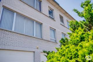 <h2><span>A pleasant and bright 2-bedroom apartment with a favorable EPC B rating in a prime location in Schoten!</span></h2><h3><span>LAYOUT</span></h3><p><span>The stairs lead to the first floor, where the apartment is located. The entryway features a guest restroom and provides access to the bright living area and the separate, fully equipped kitchen. The apartment also includes two full-sized bedrooms, one of which opens onto the sunny balcony. The bathroom is equipped with a sink and a bathtub with a shower screen. Finally, the apartment has a practical storage room housing the natural gas-fired boiler.<br />As an added bonus, a spacious private basement storage unit is included.</span></p><h3><span>LOCATION</span></h3><p><span>Peaceful living with all amenities within easy reach. This apartment is located in a pleasant residential neighborhood near the center of Schoten, within walking distance of shops, schools, restaurants, and public transportation.<br />For those who enjoy walking, biking, and jogging, both Schoten Municipal Park and Vordenstein Park are nearby. The towpaths along the Albert Canal and various nature reserves are also just a short bike ride away. Thanks to the convenient connection to Antwerp and the main access roads, you’ll also enjoy excellent accessibility.</span></p>