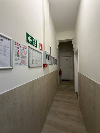 <p><strong>Energetische renovatie opbrengstpand 2022</strong></p><p>Volledig verhuurd recent opbrengstpand gelegen op een uiterste gegeerde locatie namelijk in de Jozef II straat te Leuven. Deze straat is een sypathiek rustig straatje en vormt de verbinding tussen de Arnould Nobelstraat en de Maria Theresiastraat. Het pand onderging een energetische renovatie in 2022 en omvat het volgende: 3 studentenkamers eigen sanitair, een duplex studio met buitenruimte en een gemeenschappelijke keuken.</p><p>Totaal: 2871,32,- EUR/ maand<br />Bruto marge = 3.85%<br />Netto marge = 3.41%</p><p>Meer informatie of een bezoek ter plaatse? Contacteer onze expert investeringsvastgoed Jacky: jacky@connect-immo.be of 04 95 53 46 49<br />wgsche, vg, gdv, gvkr, gvv</p>