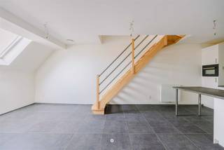 <p><span>Bent u op zoek naar een recent en energiezuinig appartement (2020) in het centrum van Temse? Ontdek dan zeker dit appartement! </span></p><p><span> </span></p><p><span>Enkele troeven op een rij:</span></p><ul><li><span>Centrale ligging: vlot bereikbaar met openbaar vervoer en via de N16</span></li><li><span>Winkels vlakbij</span></li><li><span>Recente Nieuwbouw</span></li><li><span>Energiezuinig (E-peil 19)</span></li><li><span>Kleinschalig gebouw met lage gemeenschappelijke kosten</span></li><li><span>Aanwezigheid parking achteraan</span></li></ul><p><span> </span></p><p><span>Het appartement is gelegen op de tweede verdieping en is als volgt ingedeeld:</span></p><p><span>Inkom met apart toilet, leefruimte met mooie open ingerichte keuken (kookvuur, dampkap, oven, koelkast, vaatwasser).</span></p><p><span>Berging, extra kamer (zithoek, dressing,...), badkamer (lavabomeubel + inloopdouche).</span></p><p><span> </span></p><p><span>Via de trap is de tweede verdieping bereikbaar met daar  2 ruime slaapkamers onder het dak (elk 15m²)</span></p><p><span>Verder kan dit appartement gebruik maken van een parking en ook van een fietsenberging + afvalberging.</span></p><p><span> </span></p><p><span>Dank zij de nieuwste isolatie en ventilatie technieken is het appartement ook zeer energiezuinig! </span></p><p><span>Het appartement is bovendien voorzien van zonnepanelen.</span></p><p><span> </span></p><p><span>Vraagprijs: € 230.000 </span></p><p><span> </span></p><p><span>Contacteer Axel Lenaerts voor meer info of een bezoek!</span></p>