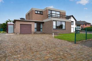 <p>Interesse? Mail rechtstreeks met eigenaar via<strong> paul@meerinfo.immo </strong>of <strong>bel 0473/989334</strong><br />Deze woning (bouwjaar 1969) werd doorheen de jaren deels gerenoveerd, met belangrijke vernieuwingen zoals de PVC ramen rond 2015, en mooie bijbouw achteraan die nog meer ruimte creeert . Ze biedt een bijzonder aangename woonbeleving dankzij haar praktische indeling en mooie volumes.</p>
<p>De ruime leefruimte vormt het hart van de woning en geniet van veel natuurlijke lichtinval. Aansluitend vinden we een functionele keuken en een aangename verbinding met een extra woonkamer met zicht op de tuin. Het terras is overdekt en kijkt uit op de verzorgde tuin.</p>
<p>De woning beschikt over <strong>3 tot 4 slaapkamers</strong> en <strong>2 badkamers</strong>, wat ze uiterst geschikt maakt voor gezinnen of wie extra ruimte wenst voor bureau, hobby of logeerkamer.</p>
<p><strong>Comfort & troeven</strong></p>
<ul>
<li>Perceel van 946 m² met verzorgde tuin</li>
<li>Bewoonbare oppervlakte ca. 225 m²</li>
<li>3 à 4 slaapkamers</li>
<li>2 badkamers</li>
<li>Ruime en lichtrijke woonkamer</li>
<li>Ruim terras, deels overdekt</li>
<li>Zonnepanelen aanwezig</li>
<li>Gedeeltelijke airconditioning</li>
<li>Gedeeltelijk elektrische rolluiken</li>
<li>Renovaties uitgevoerd in 2015</li>
<li>Degelijke constructie (bouwjaar 1969)</li>
</ul>
<p><strong>Samengevat</strong></p>
<p>Een solide en ruime gezinswoning met potentieel, waar basiscomfort en energiezuinige elementen reeds aanwezig zijn. Ideaal voor wie op zoek is naar een goed onderhouden woning met uitbreidings- of moderniseringsmogelijkheden op een mooi perceel.<br />Interesse? Mail rechtstreeks met eigenaar <strong>paul@meerinfo.immo</strong> of bel 0473/989334.<br /><br />Oppervlakten gebaseerd op EPC.<br /><br /></p>
<p></p>
<p></p>