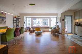 <strong>Toplocatie aan de Leopold II-Laan in Oostende</strong><br /><br />Op een absolute toplocatie aan de prestigieuze <strong>Leopold II-laan</strong> in Oostende bevindt zich dit volledig vernieuwde 2-slaapkamerappartement op de <strong>3de verdieping</strong> van residentie <em>Bolzano</em>. Ideaal voor wie zoekt naar een appartement te koop in Oostende centrum.<br /><br /><strong><u>Lichtrijke Woonkamer met zicht op Casino en Leopoldpark</u></strong><br />De zuidgerichte, ruime woonkamer baadt in het licht en biedt een uniek uitzicht op het <strong>Casino Kursaal</strong> en het <strong>Leopoldpark</strong>. Een zeldzame combinatie van <strong>rust en stadszicht</strong> op wandelafstand van zee en winkels.<br /><br /><strong><u>Volledig vernieuwde open keuken met terras</u></strong><br />De smaakvol vernieuwde <strong>open keuken</strong> sluit perfect aan bij de leefruimte en geeft toegang tot een gezellig <strong>voorterras</strong>. Ideaal voor wie houdt van modern comfort en een functionele indeling.<br /><br /><strong><u>2 Slaapkamers met achterterras – Rustige ligging</u></strong><br />Achteraan bevinden zich twee <strong>ruime, stille slaapkamers</strong>, elk met toegang tot een tweede terras. Hierdoor geniet u zowel vooraan als achteraan van buitenruimte.<br /><br /><strong><u>Moderne badkamer en afzonderlijk toilet</u></strong><br />De badkamer werd recent uitgerust met een <strong>instapdouche</strong> en lavabo. Daarnaast is er een afzonderlijk gastentoilet, wat extra comfort biedt.<br /><strong><u>Extra bergruimte en private kelder</u></strong><br />Het appartement beschikt over opbergmogelijkheden op beide terrassen en een <strong>privatieve kelder</strong>, een groot voordeel voor wie extra plaats zoekt.<br /><br /><strong>Instapklaar appartement – Ideaal als vaste woonst of tweede verblijf</strong><br />Dankzij de recente vernieuwingen, positieve elektrische keuring en centrale ligging is dit appartement perfect als <strong>vaste woonplaats</strong>, <strong>tweede verblijf</strong> aan zee of <strong>investeringspand</strong> in Oostende.<br /><br /><strong><u>Belangrijkste kenmerken</u></strong><br />KI: € 1.046<br />Oppervlakte: 83 m² + terrassen<br />EPC: 262<br />Bouwjaar: 1966 – volledig vernieuwd appartement<br />Positieve elektrische keuring<br />Centrale verwarming op aardgas<br />Mogelijkheid tot overname van de inrichting<br />