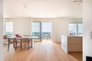 <p><span>Nieuwe Luxueuze penthouse met terrassen en adembenemend uitzicht op het Eilandje en de Schelde</span></p>
<p><span> </span></p>
<p><span>Deze </span><span>nieuwbouw penthouse</span><span> ademt</span><span> luxe</span><span> uit vanaf de gemene inkomhal tot in het appartement. Via de 3 liften bereikt men dit appartement op de </span><span>23ste en hoogste verdieping.</span></p>
<p><span> </span></p>
<p><span>De veiligheidsdeur verschaft via de vestiaire en het gastentoilet met wastafel meteen toegang tot de ruime living / eetplaats die één geheel vormt met de open keuken ( voorzien van alle toestellen ) met kookeiland. </span></p>
<p><span>Rechtstreeks hierop aansluitend het </span><span>terras met</span><span> </span><span>adembenemend zicht</span><span> op de stad / volledige Scheldebocht / haven. Een deel van het terras is voorzien van een glasgordijn zodat men optimaal van het terras kan genieten ook bij felle wind. </span></p>
<p><span>Het appartement beschikt over 2 à 3 slaapkamers, een ruimte voor dressing en 2 badkamers met resp. een ligbad en een inloopdouche. De slaapkamers geven eveneens uit op het terras.</span></p>
<p><span> </span></p>
<p><span>Mogelijkheid tot aankoop van 3 ondergrondse autostaanplaatsen aan 30.000 euro / staanplaats en 2 kelders aan 4500 euro / kelder. Verkoop onder BTW.</span></p>
<p><span> </span></p>