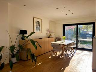 Charmante HOB op toplocatie in Elsdonk (Edegem)<br /><br />Deze halfopen bebouwing, gelegen in de gegeerde wijk Elsdonk te Edegem, biedt u een unieke combinatie van rust, comfort en bereikbaarheid.<br />De woning bevindt zich in een rustige, residentiële straat en geniet van een aangename, groene omgeving.<br /><br />Bij het betreden van de woning komt u binnen in de inkomhal met vestiaire en toegang tot het aparte gastentoilet met handenwasser. Daarnaast is er een droge kelder, ideaal als bergruimte en ingericht voor wasmachine, droogkast en diepvries.<br /><br />Het gelijkvloers omvat een lichtrijke leefruimte met zithoek en eetplaats, allen afgewerkt met massief eiken parket, die perfect aansluit op de open keuken. Dankzij de grote raampartijen (allemaal vernieuwd in 2024 - HR glas) geniet u hier van een overvloed aan natuurlijk licht en een aangenaam zicht op de voor- en achtertuin (Zuid-West).<br /><br />Op de eerste verdieping bevinden zich 2 ruime slaapkamers (15 m² &amp; 13 m²), een aparte bureauruimte en een badkamer uitgerust met een ligbad, dubbele lavabo en toilet. Zowel de slaapkamers, het bureau als de gang zijn net als beneden afgewerkt met massief vol eiken parket, wat een warme en tijdloze sfeer uitstraalt.<br /><br />Daarnaast beschikt de woning nog over een zolder die extra opslagmogelijkheden biedt. De lange oprit en zeer ruime garage zorgen bovendien voor voldoende parkeergelegenheid en extra opbergruimte.<br /><br />Buiten geniet u van een aangename ZW-georiënteerde tuin met zicht op groen, waardoor u ’s middags en ’s avonds volop van de zon kan genieten. Het is er heerlijk vertoeven in alle privacy, een perfecte plek om te ontspannen of gezellige momenten te delen met familie en vrienden.<br /><br />Interesse? Contacteer ons voor een bezoek!<br />KIJKDAGEN 18 en 19 april.<br /><br />jozefdeveusterstraat150@hotmail.com<br /><br />GEEN IMMO