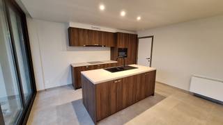 <strong>Instapklaar en energiezuinig 3-slaapkamerappartement in Brugge</strong><br /><br />In de gegeerde <strong>Residentie Park De Blauwe Reiger</strong>, gelegen aan de <strong>Oude Oostendse Steenweg 77 te Brugge</strong>, bevindt zich dit <strong>volledig vernieuwde en instapklare appartement </strong>met een bewoonbare oppervlakte van <strong>111 m²</strong><br /><br />Het appartement beschikt over een <strong>ruime en lichtrijke leefruimte </strong>met <strong>open keuken</strong>, die naadloos aansluit op een <strong>grote praktische berging</strong>. Vanuit de leefruimte heeft u toegang tot het terras, ideaal om te genieten van een rustig moment buiten.<br /><br />Verder zijn er <strong>3 volwaardige slaapkamers </strong>en een <strong>comfortabele badkamer</strong> uitgerust met een dubbel lavabomeubel, ligbad, inloopdouche en sierradiator.<br /><br />Het appartement werd <strong>volledig vernieuwd + geschilderd</strong> en is bovendien <strong>energiezuinig</strong> dankzij aansluiting op het warmtenet en een ventilatiesysteem.<br />EPC: 144 kWh/m²/jaar (label B).<br /><br /><strong>Extra troeven:</strong>
<ul>
	<li>Instapklaar</li>
	<li>3 slaapkamers</li>
	<li>Energiezuinig wonen</li>
	<li>Terras</li>
</ul>
<strong>Kelderberging en 2 parkeerplaatsen</strong> bij aan te kopen voor €30.000<br /><br />Bent u op zoek naar een comfortabel, modern en <strong>zorgeloos appartement in Brugge?</strong><br />Dan is dit pand zeker een <strong>bezoek</strong> waard.<br /><br />051 21 11 11 of matias@imfiro.be