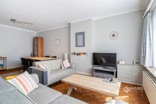 <p><span>Instapklaar appartement (98 m²) met 2-3 slaapkamers en terras (4 m²) in Edegem</span></p><p><span>In de Buizegemwijk, vlak bij het dorpscentrum van Edegem, woon je in een rustige en aangename omgeving met alle voorzieningen binnen handbereik. Verschillende bushaltes bevinden zich op wandelafstand en het station van Hove ligt op wandel-/fietsafstand, waardoor je geniet van een vlotte verbinding met het openbaar vervoer. Ook met de wagen bereik je de Ring en de belangrijkste invalswegen in enkele minuten.</span></p><p><span>Het appartement bevindt zich op de eerste verdieping van een kleinschalig gebouw met slechts drie appartementen. Het gebouw verkeert in goede staat, het dak is conform geïsoleerd en de maandelijkse vaste kosten bedragen €145. Deze omvatten onder meer de blokpolis, water, het reservefonds, de individuele en gemeenschappelijke verwarmingskosten en de elektriciteit van de gemeenschappelijke delen. In het appartement geniet je bovendien van conforme elektriciteit, hoogrendement PVC-ramen met hoogrendementsglas en een gunstige EPC-score B.</span></p><p><span>In de inkomhal met praktische ingemaakte kast is er een aparte berging met aansluiting voor een was- en droogmachine te vinden. Aan de voorzijde bevindt zich de lichtrijke leefruimte van 31 m², met aansluitend een eerste slaapkamer van ongeveer 9 m². Centraal in het appartement liggen de badkamer (4 m²), uitgerust met een douche, lavabo en toilet, en een multifunctionele kamer van 9 m² die perfect dienst kan doen als bureau, dressing of hobbyruimte. Achteraan bevinden zich de ruime tweede slaapkamer (16 m²) en de verzorgde keuken (10 m²), die is uitgerust met alle hedendaagse comfort. Vanuit beide ruimtes heb je rechtstreeks toegang tot het noordgerichte terras van 4 m².</span></p><p><span>Ben je op zoek naar een instapklaar en energiezuinig appartement op een uitstekende locatie? Dan is dit een kans die je niet wil missen!</span></p><p><span>Bewoonbare opp. 98 m² – ref.: bruto vloeropp. Voor meer info of een gratis schatting surf naar </span><span><span>www.hansimmo.be</span></span><span>.</span></p><p><span> </span></p>