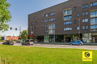 <p><span>Veelzijdig handelspand/kantoor (84 m²) op toplocatie in de moderne wijk Regatta!</span></p><p><span>Bent u op zoek naar de perfecte plek voor uw praktijk, kantoor, winkel of vrije beroep? Dit uitstekend gelegen gelijkvloers pand van ca. 84 m² (cfr. EPC) aan de Blancefloerlaan 303 op Antwerpen-Linkeroever biedt een waaier aan mogelijkheden! Het pand maakt deel uit van een recent gebouw uit 2013 in de jonge, bruisende wijk Regatta. Met een gunstig EPC B-label, uitstekende visibiliteit en een doordachte indeling is dit de ideale uitvalsbasis voor een zorgeloze en succesvolle professionele toekomst.</span></p><p><span> </span></p><p><span>Indeling &amp; Flexibele mogelijkheden</span></p><p><span>Het pand werd voorheen gebruikt als dokterspraktijk en is momenteel ingedeeld in een onthaal/wachtruimte en verschillende afzonderlijke spreek- of werkkamers. Dankzij deze opbouw is het pand meteen instapklaar voor medische en paramedische beroepen, therapeuten, zakelijke dienstverleners of vrije beroepen.</span></p><p><span> </span></p><p><span>Liever een open indeling? De structuur laat zich heel eenvoudig aanpassen naar een ruime open kantoorruimte, een stijlvolle showroom of een moderne winkelruimte. Een apart toilet en de nodige sanitaire voorzieningen zijn uiteraard reeds aanwezig.</span></p><p><span> </span></p><p><span>Bouwjaar &amp; Energiezuinigheid</span></p><p><span>Als onderdeel van een modern project uit 2013 voldoet de ruimte aan hedendaagse bouwnormen. Dankzij de uitstekende isolatie en kwalitatieve materialen geniet u van een gunstig EPC B-label, wat zorgt voor lage energiekosten en een aangenaam werkklimaat doorheen het hele jaar.</span></p><p><span> </span></p><p><span>Absolute toplocatie: De Regatta-wijk</span></p><p><span>Het pand heeft een uitstekende visibiliteit langs de Blancefloerlaan en is optimaal bereikbaar. De wijk Regatta staat bekend om haar dynamische mix van wonen, werken en ontspannen nabij de Galgenweel. De tram stopt vrijwel voor de deur, waardoor u een directe en snelle verbinding heeft met het centrum van Antwerpen. Bovendien zijn de op- en afritten van de Antwerpse Ring en de E17/E34 vlakbij, wat parkeer- en bereikbaarheidsgemak garandeert voor u en uw cliënteel.</span></p><p><span> </span></p><p><span>De highlights op een rij:</span></p><p><span>- Veelzijdig &amp; Polyvalent: Ca. 85 m² geschikt als praktijk, kantoor, winkel of showroom.</span></p><p><span>- Instapklaar ingedeeld: Momenteel onderverdeeld in meerdere nuttige ruimtes (voormalige dokterspraktijk).</span></p><p><span>- Recent &amp; Energiezuinig: Bouwjaar 2013 met een gunstig EPC B-label.</span></p><p><span>- Topvisibiliteit: Gelegen aan de levendige Blancefloerlaan in de wijk Regatta.</span></p><p><span>- Uitmuntende bereikbaarheid: Vlak bij openbaar vervoer (tram naar stadscentrum) en belangrijke invalswegen.</span></p><p><span> </span></p><p><span>Kortom: een unieke en flexibele opportuniteit op een strategische locatie te Antwerpen-Linkeroever. Maak snel een afspraak voor een bezoek en ontdek de mogelijkheden voor uw onderneming!</span></p>