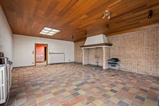 Deze woning is gelegen in het centrum van Ootnieuwkerke.<br /><br />Op de gelijkvloerse verdieping is volgende indeling aanwezig: inkomhal, 2 grote handelsruimtes, ruime leefruimte, keuken, atelier, toilet, badkamer, wasplaats, berging, zonnige tuin MET UITWEG.<br />Op de eerste verdieping zijn 6 slaapkamers aanwezig.<br />De woning beschikt eveneens over een zolder (via vaste trap) en een kelder.<br /><br />Deze eigendom kan eveneens dienen als project (appartementsgebouw of nieuwbouwwoning).<br /><br />PLUSPUNTEN:<br />- 6 SLAAPKAMERS<br />- CENTRALE LIGGING<br />- 486 M2 WOONOPPERVLAK