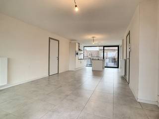 Uiterst ruim en lichtrijk appartement (88m²) te huur in Veurne met twee slaapkamers, terras (26m²) en dubbele garage in de stijlvolle residentie Levels. Gelegen op wandelafstand van het centrum, openbaar vervoer en winkels.<br /><br />INDELING:<br />> Eerste verdieping: <br />- Inkomhal met gastentoilet;<br />- Ruime, lichtrijke leefruimte met gezellige zithoek (22m²) en moderne keuken (20m²) voorzien van dubbele spoelbak, vaatwas, koelkast en combi-oven;<br />- Berging toegankelijk vanuit de keuken (met aansluiting wasmachine)<br />- Groot terras (22m²) toegankelijk van het salon;<br />- Slaapkamer 1 (8,5m²);<br />- Slaapkamer 2 (12m²);<br />- Badkamer met inloopdouche en wasmeubel.<br /><br />TROEVEN:<br />- Instapklaar; <br />- Volledig geschilderd!; <br />- Dicht bij het centrum;<br />- Dubbele garage met lift inbegrepen in de huurprijs.<br /><br />Gemeenschappelijke kosten: + €70/maand<br />Beschikbaar vanaf: 01/10/2026<br /><br />Ben je geïnteresseerd in dit pand te huur in Veurne? Ga naar de website www.dewaele.com, klik op het pand dat je wenst te huren. Via de rode knop "vraag je bezoek aan" vragen we u kort een profiel in te vullen. Daarna nemen we contact op voor een bezoek. Telefonisch kunnen er geen afspraken gemaakt worden.