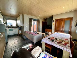 Propriété d'investissement intéressante au centre de Russeignies - Chaussée de Renaix 1A à Russeignies <br />Ce bien loué est situé au cœur de Russeignies (Mont-de-l’Enclus), à proximité de Ronse et avec un accès facile à Avelgem. La propriété est attrayante en tant qu'investissement avec un rendement d'environ 5%, mais peut également être acquise pour une occupation personnelle, sous réserve de résiliation du contrat de location.<br />Le logement nécessite un rafraîchissement, mais offre une disposition pratique avec un hall d'entrée, un salon, une cuisine, une chambre, une salle de bain, un espace de rangement, un petit jardin et un grenier.<br /><br /><strong>Atraits :</strong><br />Chauffage via pompe à chaleur<br />Double vitrage partout<br />Électricité conforme<br />Rendement net de 5%<br />Emplacement central à proximité de Ronse et Avelgem<br />Toit en bon état <br />Une opportunité intéressante pour les investisseurs, les primo-accédants ou les célibataires !<br />Intéressé ? Contactez Jens au 0488 98 13 30 ou jens@immoboss.be<br />