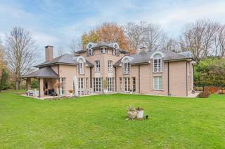 In a quiet and green neighbourhood of Grimbergen, you’ll discover this warm and elegant villa on a generous plot of nearly 1,400 m². Here, you...