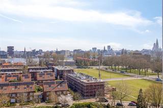 <p><span>Dit gerenoveerd en </span><span>verhuurd appartement</span><span> te koop is gelegen op de twaalfde verdieping aan de Gloriantlaan, een dubbele laan met een gordel van platanen met daartussen een veilig fietspad. Op wandelafstand van talloze winkels, openbaar vervoer (een bushalte voor het gebouw), voorzieningen voor sport en ontspanning, scholen en het Sint-Annabos. De combinatie van het </span><span>centrum van Antwerpen </span><span>dat zich op een boogscheut bevindt</span><span>, </span><span>een </span><span>rustige straat </span><span>en de E17 in de nabijheid zorgen voor de perfecte locatie. </span></p><p><span>Dit leuke appartement telt heel wat positieve kenmerken waaronder een </span><span>rustige</span><span>, doch centrale locatie,</span><span> drie slaapkamers</span><span>, een ruim en zonnig </span><span>terras</span><span> met prachtig uitzicht op de skyline van Antwerpen met het MAS en de haven van Antwerpen. Dit uitzicht op de Stad is onverstoorbaar en zal altijd blijven. Verder heeft het appartement een </span><span>EPC label C</span><span> én een </span><span>nuttige oppervlakte</span><span> van maar liefst </span><span>108 m² </span><span>(cfr. EPC). </span></p><p><span>Indeling</span><span>:</span></p><p><span>- inkomhal met ingemaakte kasten</span></p><p><span>- ruime, lichtrijke woonkamer van die uitkijkt op de stad Antwerpen</span></p><p><span>- keuken</span></p><p><span>- ruim zonovergoten terras met prachtig uitzicht op de skyline van Antwerpen</span></p><p><span>- nachthal</span></p><p><span>- badkamer met bad, dubbele lavabo en aansluiting wasmachine</span></p><p><span>- eerste slaapkamer</span></p><p><span>- tweede slaapkamer</span></p><p><span>- derde slaapkamer</span></p><p><span>- apart toilet</span></p><p><span>- autostaanplaats verplicht bij aan te kopen (€10.000)</span></p><p><span>Troeven</span></p><p><span>- ideale investering<br /><br />- verhuurd aan 1.150 euro per maand, plus 300 euro gemeenschappelijke kosten<br /><br />- centrale, doch rustige ligging op Linkeroever</span></p><p><span>- drie ruime slaapkamers </span></p><p><span>- prachtige verzichten op de stad Antwerpen </span></p><p><span>- gemeenschappelijke fietsenberging<br /><br />- gemeenschappelijke wasplaats voor de wagen</span></p><p><span>Ben jij geïnteresseerd in dit verhuurd appartement te koop, ben je op zoek naar ander vastgoed, een investering of wens je de waarde van jouw eigendom te kennen? Dan ben je bij BOLT Immo aan het juiste adres! Wij helpen jou graag verder.</span></p><p><span> </span></p>