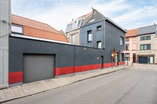 Vlak bij de Brugse Poort vinden we deze opbrengsteigendom met op het gelijkvloers een professionele ruimte en op de bovenverdieping een ruim 2-slaapkamerappartement. Het gebouw werd in 2016 grondig gerenoveerd en is voorzien van zonnepanelen.<br /><br />Het gelijkvloers is ingericht als professionele ruimte en beschikt over een onthaal, praktijkruimte, afzonderlijk keukentje en douche. Alle nodige nutsvoorzieningen zijn aanwezig. Achteraan is er een aangenaam terras. Een eigen garage is op deze locatie uiteraard mooi meegenomen.<br /><br />Op de bovenverdieping bevindt zich het appartement met twee slaapkamers, een ruime en lichtrijke woonkamer en een open keuken. Het appartement heeft EPC-label B en is momenteel verhuurd aan € 1.400 per maand all-in.<br /><br />Dankzij de combinatie van wonen en professionele ruimte is dit pand interessant als investering, maar ook voor wie zijn eigen praktijk of zaak met een woongelegenheid wil combineren.<br /><br />Beschikbaar bij akte!<br /><br />Contacteer Top Vastgoed voor een bezoek op 0475 700 700!