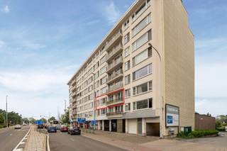 Dit lichtrijke tweeslaapkamerappartement met autostaanplaats is ideaal voor wie op zoek is naar een comfortabel en betaalbaar appartement op een centrale ligging. Dankzij de directe nabijheid van openbaar vervoer, winkels, scholen en de E19 geniet u hier van een uitstekende bereikbaarheid en alle voorzieningen binnen handbereik.<br /><br />Gelegen op de tweede verdieping van een verzorgd gebouw met lift, omvat het appartement een inkomhal, een keuken uitgerust met een nieuw kookvuur en oven, en een aangename leefruimte met parketvloer, authentieke schouw en dubbele deur, wat zorgt voor extra charme en karakter. Verder zijn er twee volwaardige slaapkamers, een badkamer met bad-/douchecombinatie en wastafel, en een afzonderlijk toilet.<br /><br />Het appartement is instapklaar en heeft een gunstig EPC B (117 kWh/m²) en een conforme elektrische installatie.<br />Tot slot beschikt het appartement over een privatieve kelderberging en een autostaanplaats in de ondergrondse garage, een absolute meerwaarde in deze omgeving.<br /><br />Interesse? Contacteer Nico voor een bezoek via 0478 012 012 of Nico@reds.be.