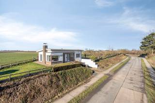 Op een uitzonderlijke locatie in Meldert (Hoegaarden) vind je deze bungalow op een perceel zonder voor-, achter- of zijburen. Absolute privacy,...