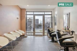 Deze woning met commerciële ruimte is vlot bereikbaar gelegen in de Izegemsestraat 70 te Lendelede. Het kapsalon beschikt over privatieve parking...