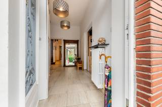 Kom deze energiezuinige woning ontdekken op zaterdag 19 september, tussen 11u en 16u (enkel op afspraak).<br /><br />Deze uitzonderlijke woning is een investering in jouw toekomst: doordacht ontworpen op het vlak van energieopwekking en energieverbruik, met ecologisch materiaalgebruik dat warmte en comfort combineert met duurzaamheid. Een thuis om vandaag van te genieten, en morgen nog steeds op te kunnen rekenen.<br /><br />Wat deze woning zo bijzonder maakt, is hoe ze meegroeit met jou. De indeling is slim afgestemd op verschillende levensfasen: of je nu een gezin sticht, je kinderen ziet uitvliegen, kangoeroewonen of gewoon op zoek bent naar een thuis die zich aanpast aan wat het leven brengt? Hier past de woning zich aan jou aan, en niet omgekeerd.<br /><br />En er is meer. Deze verstandig geconcipieerde woning is ook vergund voor de uitbating van een gastenkamer. Een unieke troef die zorgt voor een mooie bijkomende opbrengst. <br /><br />Wat maakt deze woning nog meer bijzonder?<br />👉 Meer dan 300 m² bewoonbare oppervlakte! Ruimte om echt in te wonen.<br />👉 EPC-label B, dankzij grondige en recente renovatiewerken.<br />👉 Energiezuinig, ecologisch én helemaal klaar voor morgen.<br /><br />Een woning die vandaag al klaar staat voor je toekomst. Maak een afspraak en kom het zelf ervaren.<br /><br />Contacteer Katrien en plan vandaag uw bezoek in:<br />📞 0477 46 53 11<br />📩 katrien@waeyler.be
