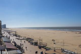 RUIM TWEE SLAAPKAMER APPARTEMENT MET PRACHTIG ZEEZICHT IN OOSTENDE<br />Gelegen op de Albert I Promenade, recht tegenover het brede strand, bieden wij dit aangename tweeslaapkamerappartement aan met een schitterend zicht op zee.<br />Het appartement beschikt over een inkomhal met vestiaire en gastentoilet, een lichtrijke woonkamer met gezellige zithoek en frontaal zeezicht, twee volwaardige slaapkamers en een badkamer met ligbad en tweede toilet.<br />In de residentie zijn bovendien een private berging en een gemeenschappelijke fietsenberging aanwezig. Er is tevens de mogelijkheid om een garage in het gebouw aan te kopen.<br />De residentie bevindt zich in uitstekende staat en er zijn geen grote werken gepland.
<ul>
	<li>Oppervlakte: 103 m²</li>
	<li>Mogelijkheid tot aankoop van ruime garagebox in de residentie: € 75.000</li>
	<li>Fietsenberging</li>
	<li>EPC: 187 (B)</li>
</ul>