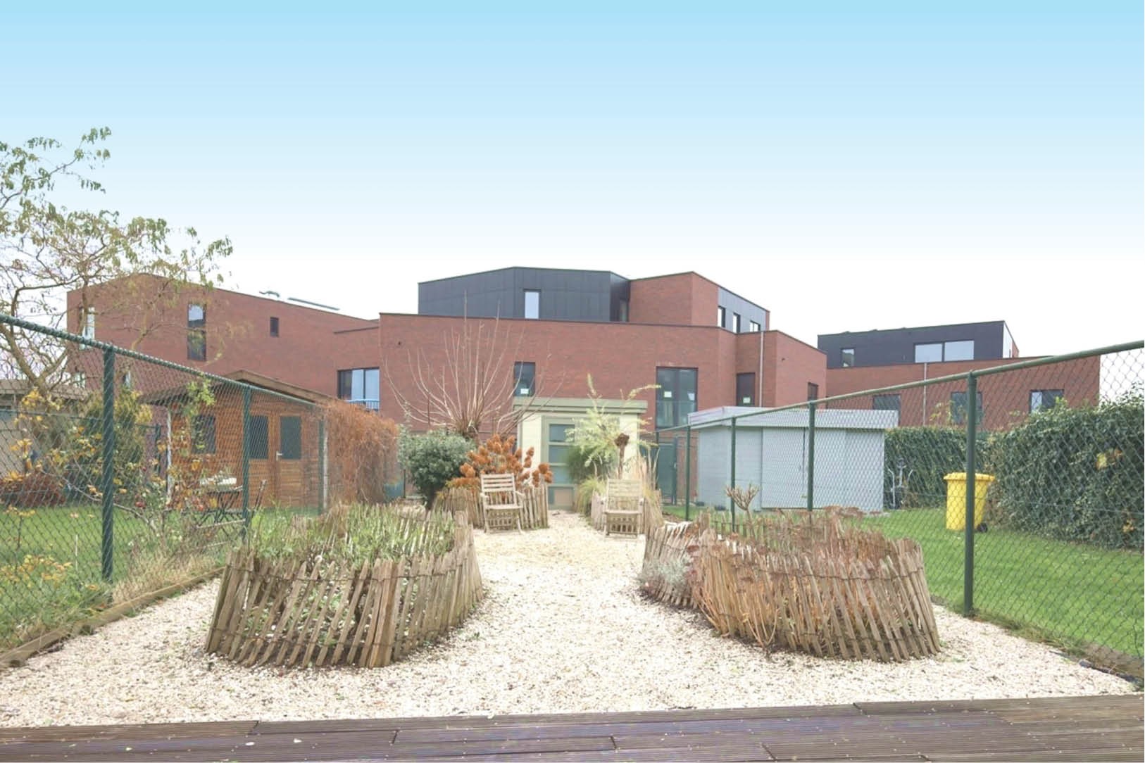 Gelijkvloers appartement met tuin, binnenautostaanplaats en kelder - foto 1