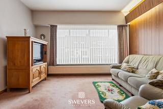 Voor meer info en foto’s, surf naar www.swevers.be – Deze gesloten bebouwing op Paalsesteenweg 9 in het centrum van Beringen biedt een mooie kans voor wie een woning naar eigen smaak wil renoveren. De woning dateert van 1963 en beschikt over een bewoonbare oppervlakte van 166 m², verdeeld over meerdere niveaus. Op het gelijkvloers bevindt zich de inkomhal met trap en een uitzonderlijk ruime inpandige garage van ca. 40 m² met sectionale poort, ideaal voor wagens, opslag of hobbyruimte. Achteraan is er een praktische wasplaats voorzien.<br />De eerste verdieping vormt het leefgedeelte met een lichtrijke woonkamer van 29,57 m² en een aansluitende keuken van 10,35 m² met toegang tot het terras. Verder zijn er op deze verdieping een badkamer en een extra kamer, geschikt als slaapkamer, bureau of hobbyruimte. Op de tweede verdieping bevinden zich drie volwaardige slaapkamers (12,95 m², 14,99 m² en 12,89 m²), gegroepeerd rond de nachthal.<br />Extra bergruimte is aanwezig in de kelder (17,23 m²) en op de zolder (22 m²), die mits aanpassing verder benut kan worden. De woning is uitgerust met vier elektrisch bediende rolluiken. Het perceel van 81 m² biedt ondanks zijn compacte grootte een aangenaam terras. Daarnaast is er aan de achterzijde een uitgang via de Brouwersstraat, wat eventueel kinderen een veilige en vlotte doorgang naar school biedt.<br />De centrale ligging is een grote troef, met winkels, horeca, scholen en openbaar vervoer op wandelafstand. Een woning met solide basis en veel potentieel voor wie een eigen project wil realiseren. Voor meer informatie, bel 011 255 155. Bron bewoonbare oppervlakte: EPC – verslag. Dit pand is onderworpen aan de renovatieverplichting van de Vlaamse overheid voor residentiële gebouwen (behoudens bij sloop binnen 5 jaar na de aankoop). Consulteer voor meer informatie de website van het Vlaams Energie- en Klimaatagentschap via https://www.vlaanderen.be/een-huis-of-appartement-kopen/renovatieverplichting-voor-residentiele-gebouwen.