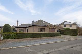 Bungalow spacieux et lumineux, idéalement situé dans une rue sans issue d’un lotissement calme.Disposition au rez-de-chaussée : grand hall d’entrée,...