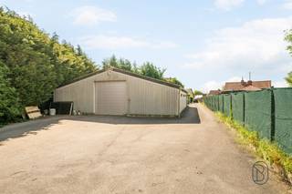 <p>Op zoek naar een ruime en instapklare gezinswoning met loods, en dus tal van mogelijkheden? <br />Deze verzorgde woning in Gullegem combineert comfortabele leefruimtes met een praktische indeling, een zonnige tuin en een garage.<br />Ruime loods/atelier van 155 m², toegankelijk via een achterliggende privéweg, ideaal voor zelfstandigen, hobbyisten of extra stockage.<br /><br />Indeling: Je betreedt de woning via de ruime inkomhal met gastentoilet en directe toegang tot de garage. Vervolgens kom je in de grote leefruimte met gezellige zithoek voorzien van een houtkachel en een aparte eetplaats. Aansluitend bevindt zich de keuken met zicht op de tuin en toegang tot de ruime veranda, waar het heerlijk vertoeven is in elk seizoen.<br />Op de eerste verdieping bevinden zich drie volwaardige slaapkamers, waarvan één met praktische dressing, en een badkamer. Bovendien is er ook een zolder aanwezig, wat praktische opbergruimte biedt.<br /><br />Troeven: instapklare en ruime woning, bewoonbare oppervlakte van 222 m² g,arage en oprit, energiezuinig dankzij zonnepanelen, rustige en praktische ligging, een loods/atelier van 155 m²<br /><br />Een woning met ruimte en comfort op een vlotte ligging in Gullegem.<br /><br />Interesse? Contacteer ons via feline@immobeguin.be</p>