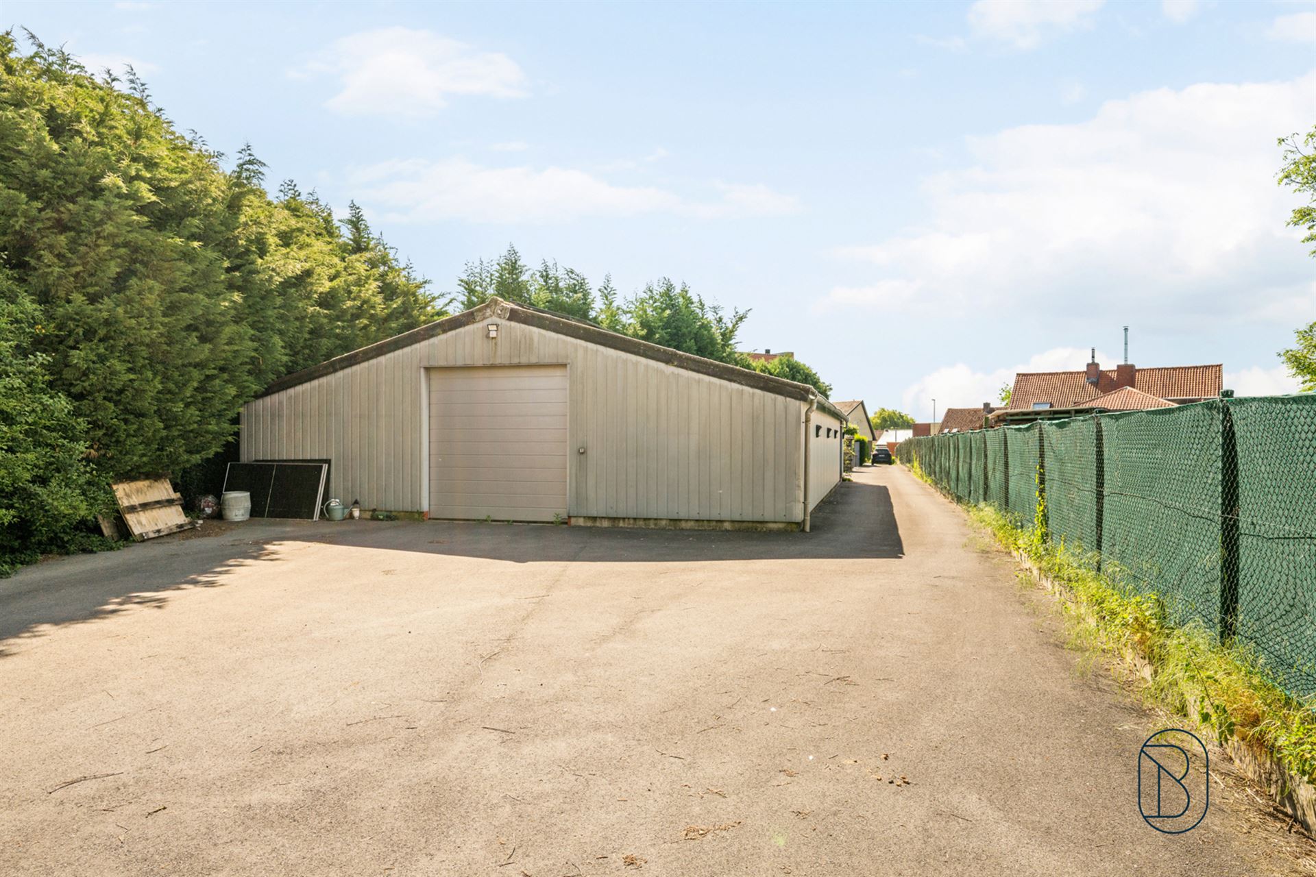 Instapklare gezinswoning met garage en oprit, en ruime loods - foto 2