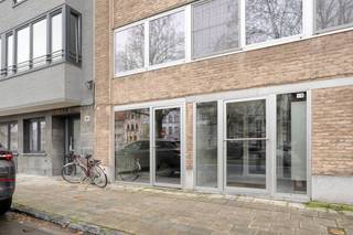 <p>Te koop: gesloten handelspand aan de Koningin Astridlaan in Mechelen, op korte afstand van het centrum.</p>

<p> </p>

<p>Dit handelspand uit 1966 ligt op de stadsrand van Mechelen, met het bruisende centrum op slechts enkele minuten. Dankzij de ligging nabij belangrijke invalswegen, het treinstation en openbaar vervoer is de bereikbaarheid uitstekend. De omgeving biedt een mix van woonkern, scholen en parken, waardoor er een constante stroom van passanten is.</p>

<p> </p>

<p>Belangrijkste ruimtes:<br />• Handelsruimte met etalage en lichtinval<br />• Opslagruimte achteraan, ideaal voor voorraad of werkruimte<br /> </p>

<p> </p>

<p>Troeven:<br />• Nabij centrum Mechelen<br />• Vlotte bereikbaarheid met auto en openbaar vervoer<br /> </p>

<p> </p>

<p>Neem vandaag nog contact op met je ERA-makelaar voor een bezoek.</p>

<p> </p>

<p>JOUW DROOMHANDELSPAND. ZO GEVONDEN!</p>