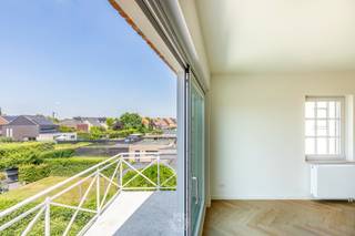 Achter een vertrouwde gevel schuilt een verhaal van vakmanschap en visie. In 2025-2026 werd dit kleinschalige appartementsgebouw van 6 appartementen omgevormd tot een residentie waar <strong>hedendaagse architectuur, hoogwaardige materialen en een uitzonderlijk afwerkingsniveau</strong> samenkomen. Een zeldzame opportuniteit voor wie de authenticiteit van een bestaande residentie wil combineren met het comfort en de uitstraling van een <strong>luxueuze vernieuwbouw</strong>, en dit op een <strong>residentiële ligging</strong> vlak bij het centrum van Kruibeke.<br /><br />Dit <strong>gelijkvloerse appartement</strong> verwelkomt u via een verzorgde inkomhal met gastentoilet. De leefruimte baadt in het licht en vloeit harmonieus over in de open keuken, die wordt aangevuld met een praktische berging. <strong>Grote raampartijen</strong> zorgen voor een uitzonderlijke lichtinval. Op het zuidelijk georiënteerde terras is het uiterst aangenaam vertoeven.<br /><br />Verder beschikt het appartement over <strong>drie volwaardige slaapkamers</strong> en een stijlvolle badkamer. De doordachte indeling maakt deze woning even geschikt voor jonge gezinnen als voor wie comfortabel en toekomstgericht gelijkvloers wil wonen. Extra bergruimte vindt u terug in de bijhorende, <strong>gigantische kelderberging</strong>. Een <strong>afgesloten garagebox</strong> kan aangekocht worden voor €25.000.<br /><br />Een hedendaags thuis waar de charme van een kleinschalige residentie hand in hand gaat met het comfort van een totaalrenovatie. Een plek waar u zorgeloos kunt thuiskomen, in een <strong>rustige buurt</strong> en toch vlak bij het centrum van Kruibeke<br /><br />Wilt u komen kijken? Of heeft u vragen? Neem dan contact op via laurens@claves.be of op het nummer 0476 21 35 46.<br />