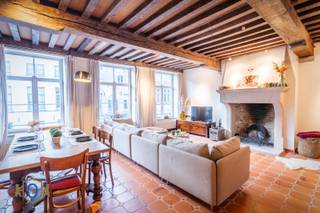 Statige & ruime (320 m2 bew opp) trapgevelwoning gelegen in de geborgenheid van het Ezelstraatkwartier. Het ruime woongeheel zorgt voor meerdere bestemmingsmogelijkheden zoals oa de combinatie wonen & werken of verhuren van het gelijkvloers, co-housing, ... Het behoud van vele authentieke elementen (terracotta- en plankenvloeren, hoge balkenplafonds, open dakgebintes, haard ...) bekrachtigt de ZIEL & BRUGSE GRANDEUR van de woonst. Tevens is er een lift aanwezig.<br /><br />Bovendien beschikt deze eigendom over een garage & extra buitenberging met directe toegang tot de romantisch getinte tuin gehuld in complete PRIVACY.<br /><br />Het GELIJKVLOERS verdeelt zich in :<br />* Inkomhal met toegang tot het bovengelegen woongedeelte & (handels)gelijkvloers bestaande uit: Toegang tot de kelderruimte / Polyvalente ruimte - kantoor / Toilet / Badkamer (wastafel & douche) / 2 slaapkamers / toegang tot de tuin met terras, garage & bergruimte<br /><br />De 1ste VD omhelst:<br />* Ruime nachthal<br />* Leefruimte met open haard<br />* Keuken<br />* Fitnessruimte (slaapkamer)<br />* Toilet<br />* Berging / wasruimte<br /><br />De 2e VD omvat :<br />* Ruime nachthal met inmaakkast<br />* Slaapkamer<br />* Badkamer (wastafel - douche)<br />* Slaapkamer<br />* Badkamer (wastafel - ligbad met douchefunctie)<br />* 2 aparte toiletten<br />* Berging<br />* Toegang via uitschuifbare trap naar de zolder<br /><br />EXTRA TROEVEN! Knappe stadstuin & garage / Lift aanwezig / Energiezuinig / Behoud van authenticiteit / Meerdere bestemmingsmogelijkheden / ...<br /><br />Sted Inl in aanvraag.