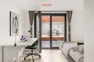 In de Ravenstraat 64 vinden we dit kleinschalig, volledig gerenoveerd studentengebouw met hoogwaardige afwerking en EPC A voor alle entiteiten. Unit 0001 is een lichtrijke studentenkamer met eigen sanitair van ca. 16 m², aangevuld met een uitzonderlijk privéterras van ca. 12 m² aan de rustige achterzijde op het gelijkvloers. De kamer beschikt over een volwaardige badkamer met douche, toilet en lavabo, evenals een praktische ingebouwde kast met koelkast, combi-oven, kleerkast en extra opbergruimte. Verder worden een boxspring (140×200), bureau en bureaustoel voorzien. De twee kamers met eigen sanitair delen een volledig uitgeruste gemeenschappelijke keuken met vaatwasser, aangevuld met een gezellig gemeenschappelijk terras achteraan. Een instapklare en energiezuinige investering op toplocatie, ideaal voor eigen studerende kinderen of als zorgeloze opbrengsteigendom. Heeft u vragen of zou u graag een bezoek inplannen? Aarzel dan niet om ons te contacteren via jef@homies.be of via 016 22 82 22. HOMIÉS, an Eye for Immo.