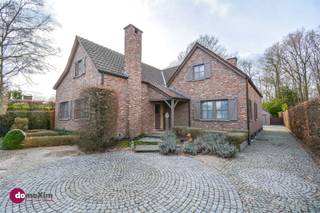 <p><span>Grandioze villa gelegen in een residentiële wijk in Steenokkerzeel</span></p><p><span> </span></p><p><span>Voor wie op zoek is naar ruimte en comfort, maar ook wil genieten van een groene buitenomgeving is deze prachtige villa uit 1978 een echte "must-see". </span></p><p><span> </span></p><p><span>Via de inkomhal met apart toilet betreed je de leefruimte met een ruim salon en eetplaats. De aanwezigheid van de houtkachel zorgt ook tijdens de koudere dagen voor extra sfeer. De keuken vind je tussen de leefruimte en de grote veranda achteraan. In de keuken geniet je van alle comfort: stoomoven, ingebouwde koffiemachine, Amerikaanse koelkast, vaatwasser en oven. </span></p><p><span> </span></p><p><span>Op het gelijkvloers heb je 3 (momenteel in gebruik als 2) ruime kamers, alsook een badkamer met dubbele wastafel, bubbelbad, douche en toilet. Op de nachthal heb je nog een extra toilet.</span></p><p><span> </span></p><p><span>Heb je nog extra slaapkamers nodig of een hobbyruimte? Of zijn er oudere kinderen die graag een eigen plek hebben? Ook hiervoor vinden we dé oplossing! Op de eerste verdieping beschik je over een slaapkamer met en-suite douchekamer alsook een grote polyvalente ruimte. Wordt dit je home-office? </span></p><p><span> </span></p><p><span>Tenslotte is de woning volledig onderkelderd en heb je er extra plaats voor een fitnessruimte, berging of atelier.</span></p><p><span> </span></p><p><span>Vooraan is er ruime parkeergelegenheid. Achteraan beschik je over een dubbele garage met erboven een afgewerkte ruimte met sanitaire voorziening (ideaal voor logies).</span></p><p><span> </span></p><p><span>De tuin is volledig aangelegd (vijver met koi's, groot terras met vuurkorf en jacuzzi) en mooie groenbuffer achteraan.</span></p><p><span> </span></p><p><span>Deze prachtig villa is gelegen in de groene omgeving van Steenokkerzeel met een vlotte verbinding naar Leuven, Mechelen, Brussel &amp; Antwerpen</span></p><p><span> </span></p><p><span>Wil je graag meer informatie of een bezoek? Wij helpen je zeker verder!</span></p><p><span> </span></p><p><span>015 20 36 00 - <span>info@domoxim.be</span></span></p><p><span> </span></p><p><span>domoXim. Waar dromen thuis komen!</span></p><p><span> </span></p><p><span>Ook benieuwd naar de waarde van je </span><span>eigen</span><span> woning? Wij geven je graag advies.</span></p>