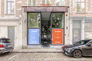 Graag presenteren wij u dit uitstekend gelegen handelspand met een grote vitrine op de levendige Vismarkt, een toplocatie vlak bij de Mechelsestraat. Dit pand geniet van een strategische ligging in een bruisende omgeving met veel passage en andere leuke winkels en resto’s, wat zorgt voor maximale visibiliteit. De hoge ramen laten een overvloed aan natuurlijk licht binnen en creëren een open, uitnodigende sfeer. De commerciële ruimte kan voor bepaalde activiteiten instapklaar zijn, of naar eigen hand en smaak worden ingericht en ingedeeld. Dankzij de centrale ligging nabij het historische stadscentrum en de Mechelsestraat, gecombineerd met de levendige omgeving en parkeermogelijkheden vlak voor de winkel, is dit handelspand perfect geschikt voor verschillende commerciële doeleinden. Het pand is onmiddellijk beschikbaar. Contacteer ons voor meer informatie of een bezoek via 016 15 37 11 of info@homies.be<br /> 