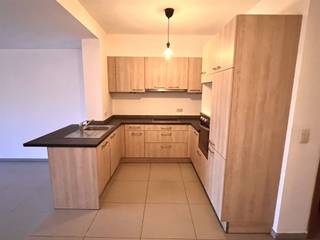 <p><span>Gelijkvloers: inkomhal; afzonderlijke WC; living met open keuken ingericht met afwasbak, vitrokeramische kookplaat, dampkap, oven, koelkast, vaatwas en kasten; berging;</span></p><p><span>Verdiep: 2 slaapkamers; badkamer met lavabo, douche en WC;</span></p><p><span>Zuid georiënteerde tuin met terras;</span></p><p><span>Ruime parking voor de woning;</span></p><p><span>Nutsvoorzieningen: stadswater, elektriciteit (dubbel tarief), centrale verwarming op gas, super isolerend glas</span></p><p><span> </span></p><p><span> </span></p><p><span> </span></p><p><span> </span></p>