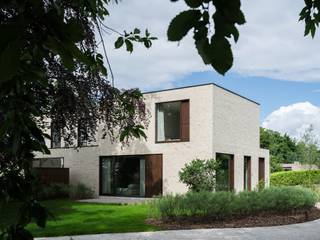<strong>Hoogwaardig afgewerkte parkwoning met een bureauruimte op het GLV, gelegen in het gegeerde Drongen.</strong><br /><br />Deze halfopen bebouwing bevindt zich in een privaat parkdomein van ca. 4.900 m², gelegen in een groene en residentiële omgeving in Baarle-Drongen, op slechts 400 meter van De Leie. Dankzij de vlotte verbinding naar Gent-centrum en de kust combineert deze locatie rustig wonen in het groen met een goede bereikbaarheid. <br /><br />De parkwoning, opgetrokken in CLT, maakt deel uit van een kleinschalig en kwalitatief woonproject van ABS Bouwteam, naar een ontwerp van CAS Architecten. Door de sterke architectuur, duurzame bouwmethode en zorgvuldig gekozen afwerkingsmaterialen biedt deze woning een unieke woonbeleving die de tand des tijds doorstaat.<br /><br />De woning werd met bijzonder veel aandacht voor kwaliteit en detail afgewerkt. Zo werd gekozen voor elegante natuursteen, halfmassief parket en een stijlvolle keuken van Sistem. Maatwerk in de inkomhal en plafondhoge deuren versterken het architecturale karakter. Bovendien is de woning volledig geschilderd en reeds voorzien van gordijnen en verlichting.<br /><br />Deze woning werd uitgerust met een eigen diepteboring en een geothermische warmtepomp, een vooruitstrevende en duurzame techniek die garant staat voor optimaal wooncomfort, een laag energieverbruik en efficiënte verwarming én koeling.<br /><br />De woning beschikt onder meer over een bureauruimte op het GLV, twee slaapkamers en een badkamer op de eerste verdieping, een privatief terras van 16 m² (zuid-oostgericht) en het genotsrecht over een tuin van 83 m².<br /><br />Een bovengrondse parkeerplaats kan u optioneel aankopen voor €10.000 excl. kosten. Een ruime fietsenstalling en afvallokaal zijn voorzien. <br /><br /><strong>De totale aankoopprijs bedraag €776.000 incl. 12% registratierechten, 21% btw en volledige afwerking. Een uitzonderlijke prijs-kwaliteitverhouding.</strong><br /><br /><span>*de vastgoedinformatie is aanvraag</span>